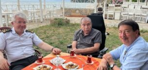 Ayvalık’ın efsanevi Başkanı Ahmet Tüfekçi’ye İl Jandarma Komutanı Alkan’dan anlamlı ziyaret